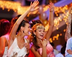 Красивые прически на выпускной: идеи для средних волос